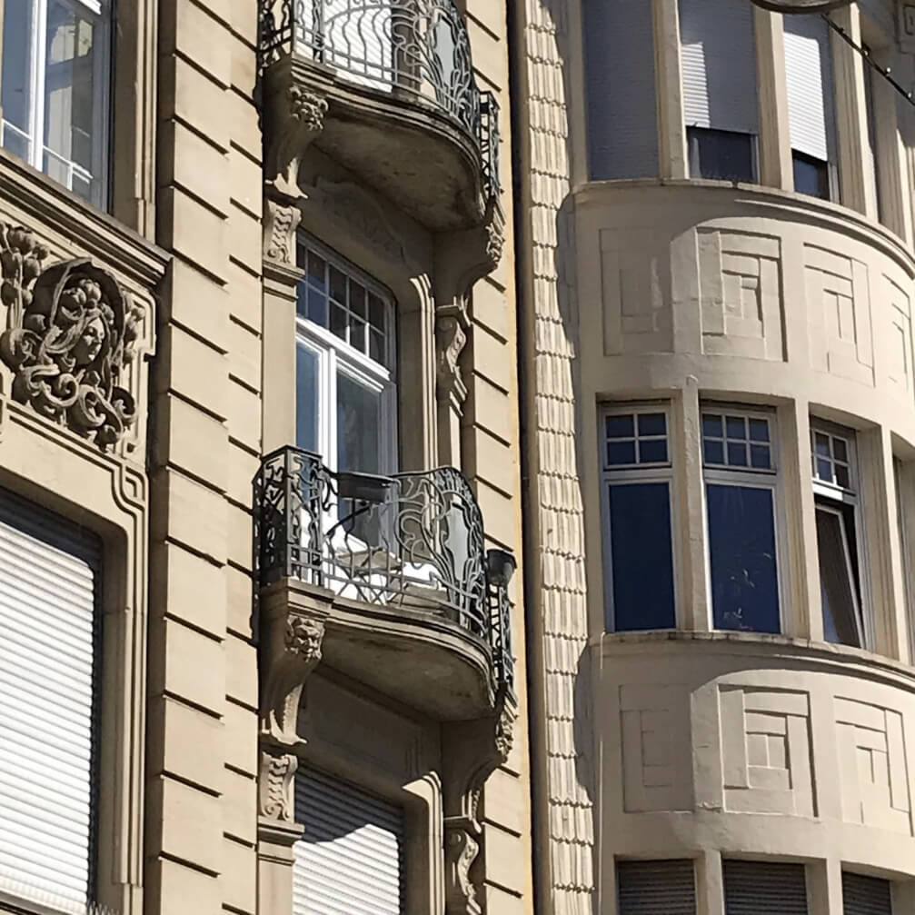 Melanchthonstraße in Karlsruhe, links Nr. 3, 1901 von Architekt Philipp Schumacher, rechts Nr. 2, 1903 - 04 von Architekt Karl Moser (1860 - 1936) vom Büro Curjel & Moser